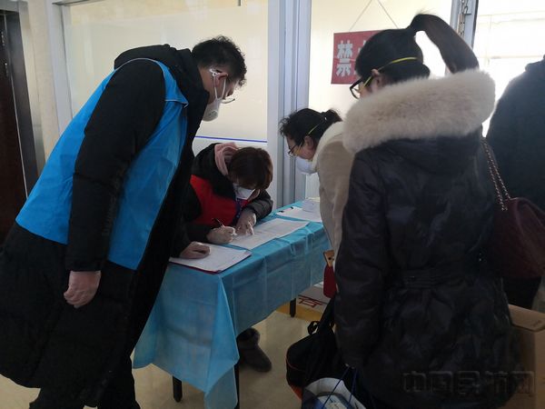 机关党支部“党员先锋突击队”成员为旅客测温.jpg