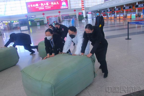 李明秀（右一）与同事们一同搬运采购的物资.jpg