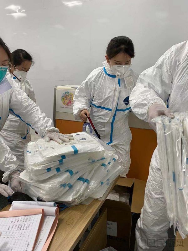 及时的物资为大家解决了燃眉之急.jpg