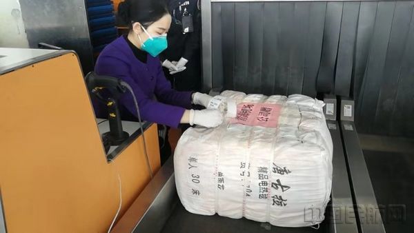 在春节期间仅用半天时间就采购到140条电热毯，让前往武汉的医疗队能够感受到来自青海民航的温暖.jpg