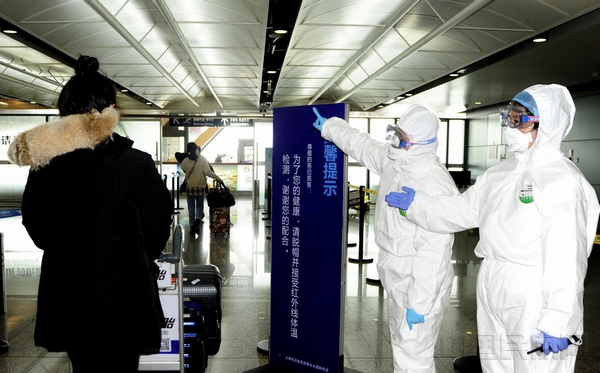 引导旅客体温检测 抒鑫 摄.jpg 引导旅客体温检测 抒鑫 摄.jpg