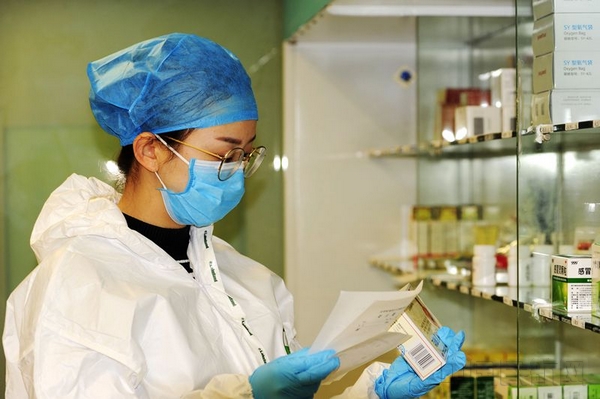 准备防疫药品-抒鑫 摄.jpg 准备防疫药品-抒鑫 摄.jpg