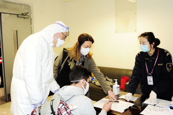 商讨发热旅客处置意见-抒鑫 摄.jpg 商讨发热旅客处置意见-抒鑫 摄.jpg