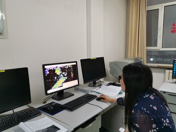 预报员正在分析气象雷达图像_副本.jpg 预报员正在分析气象雷达图像_副本.jpg