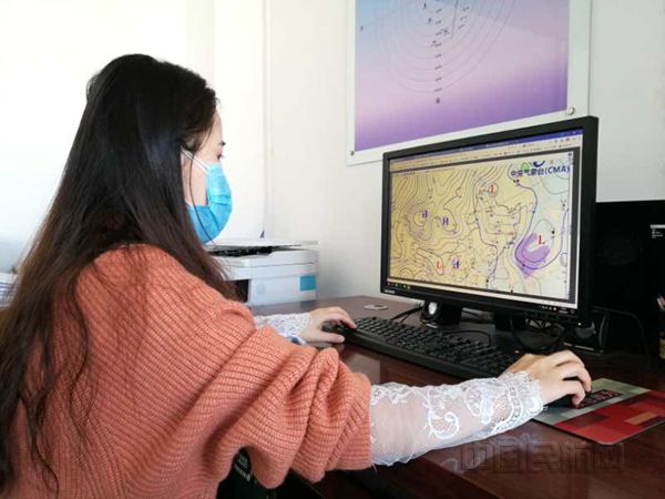 预报员正在进行天气资料分析_副本.jpg 预报员正在进行天气资料分析_副本.jpg
