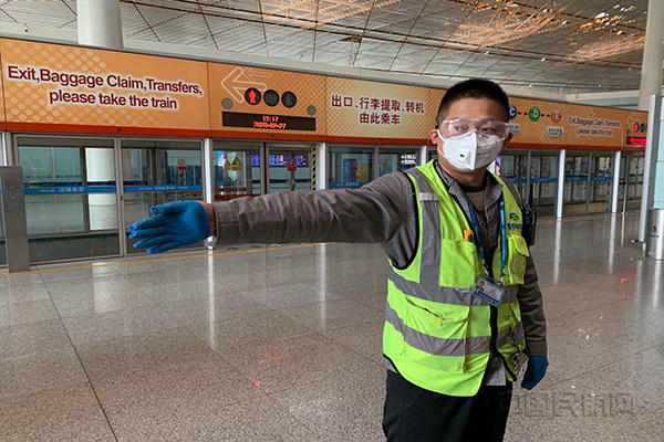 捷运系统工作人员为旅客引导1.jpg 捷运系统工作人员为旅客引导1.jpg