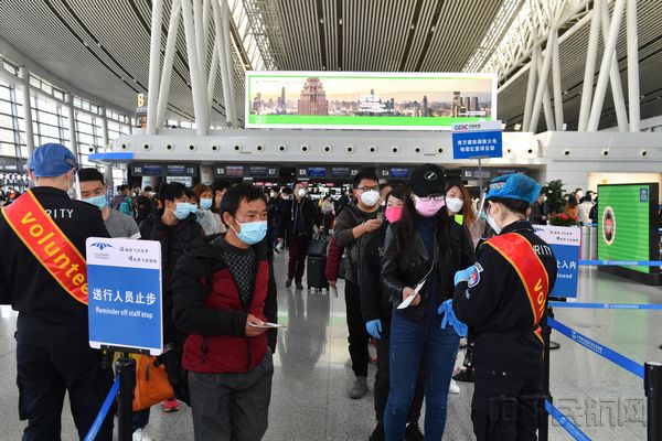 安检员依规查验返岗人员登机牌信息.jpg 安检员依规查验返岗人员登机牌信息.jpg