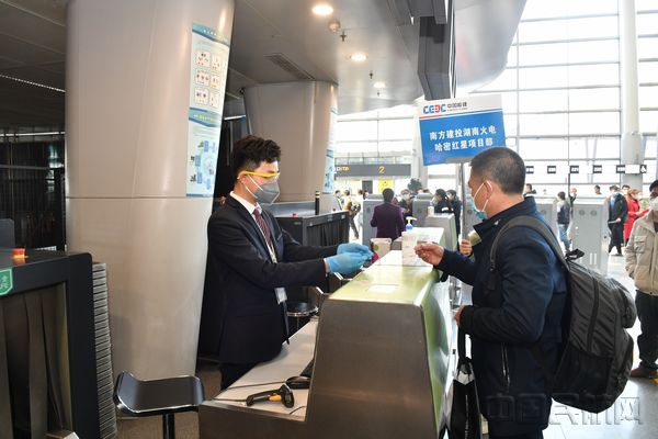 返岗人员办理值机手续.jpg 返岗人员办理值机手续.jpg
