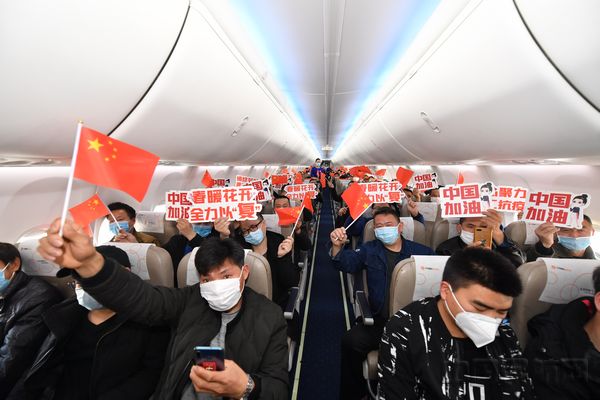 返岗人员机上挥国旗集体留影.jpg 返岗人员机上挥国旗集体留影.jpg
