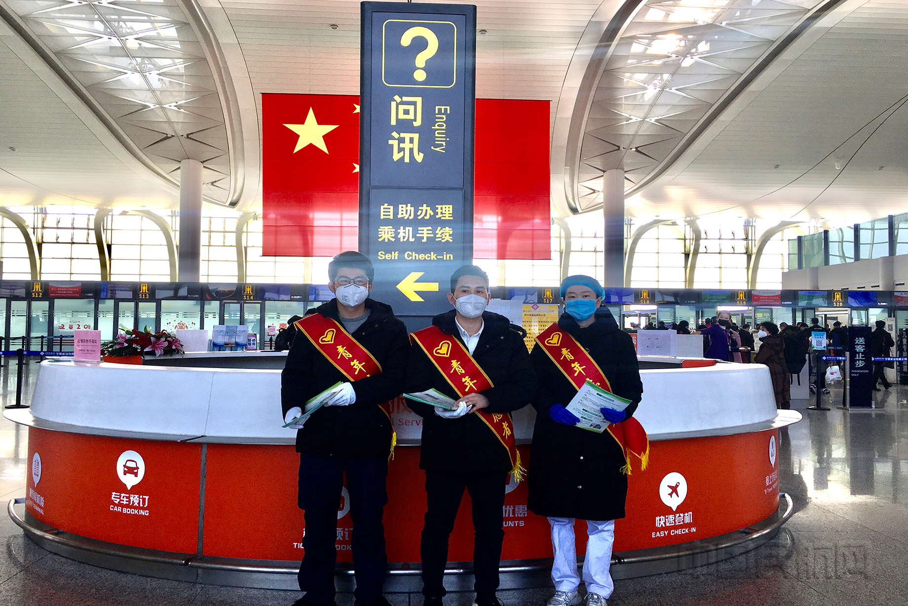 志愿者发放疫情防控宣传材料.jpg