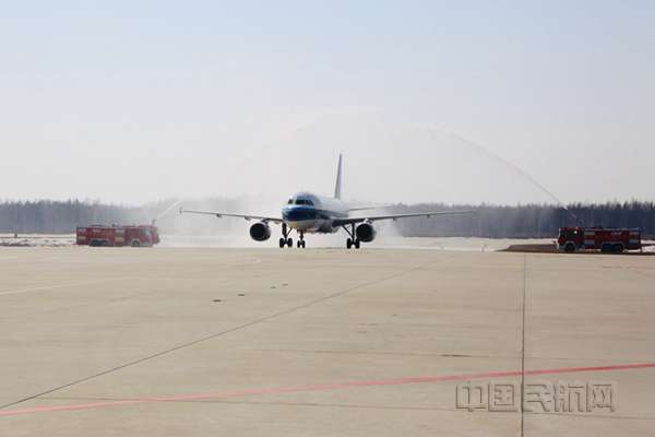 吉林省第六批支援湖北医疗队凯旋 长白山机场喜迎英雄回家1_副本.jpg