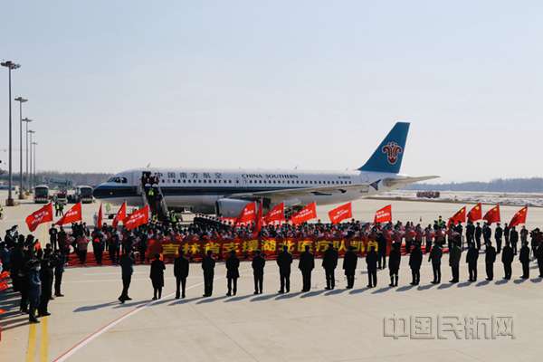 吉林省第六批支援湖北医疗队凯旋 长白山机场喜迎英雄回家2_副本.jpg