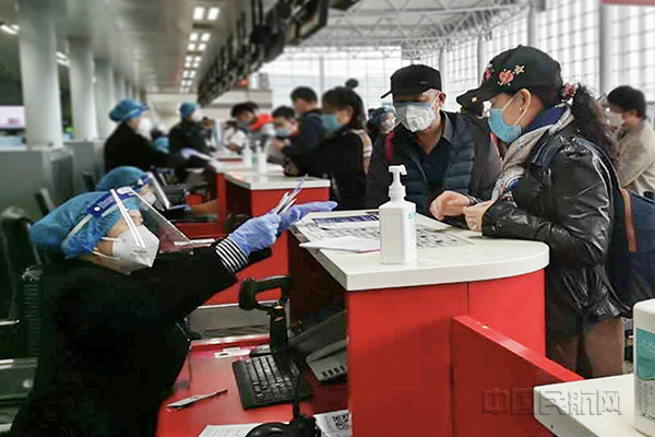 1工作人员为学生办理乘机手续。王雪梅摄.jpg 1工作人员为学生办理乘机手续。王雪梅摄.jpg