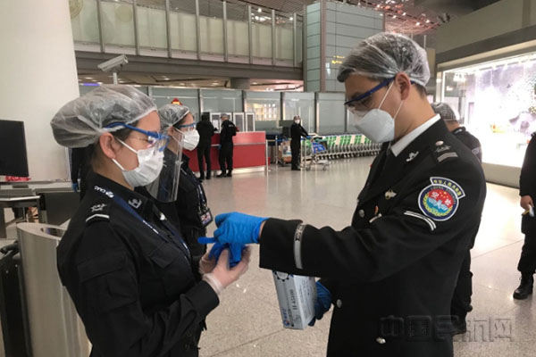 勤务开始前，崔程鹏依次发放防护用品.jpg
