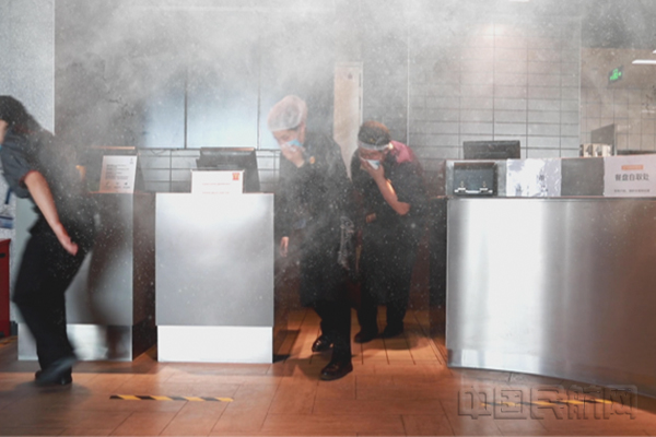 店面人员有序撤离1.jpg 店面人员有序撤离1.jpg