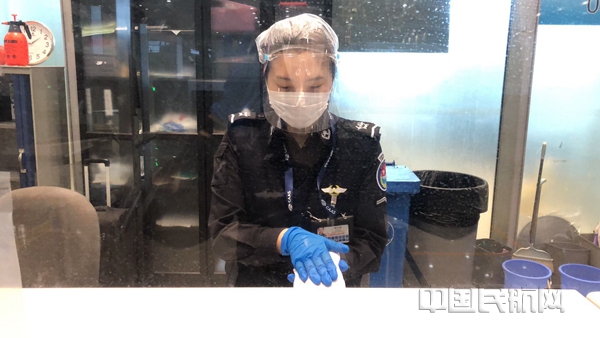 韩纪璇刚刚处理完一个禁限带物品,按要求落实“一检一消”_副本.jpg 韩纪璇刚刚处理完一个禁限带物品,按要求落实“一检一消”_副本.jpg