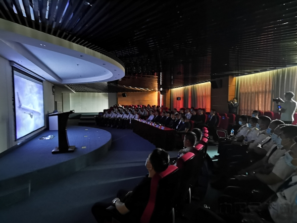 开幕式开始前观看东航云南制作的宣传片 图：叶勤茹.jpg