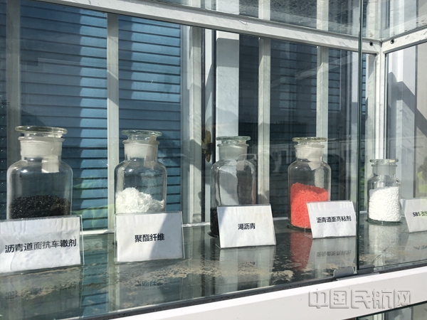 此次西跑道大修对材料进行了优化,在沥青混凝土道面中加入湖沥青等改变沥青性能的“佐料”。(王蕾拍摄)_副本.jpg 此次西跑道大修对材料进行了优化,在沥青混凝土道面中加入湖沥青等改变沥青性能的“佐料”。(王蕾拍摄)_副本.jpg