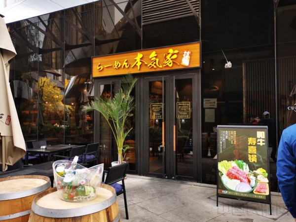 店面入口设有塑料瓶制品回收设置，体现绿色环保理念.jpg