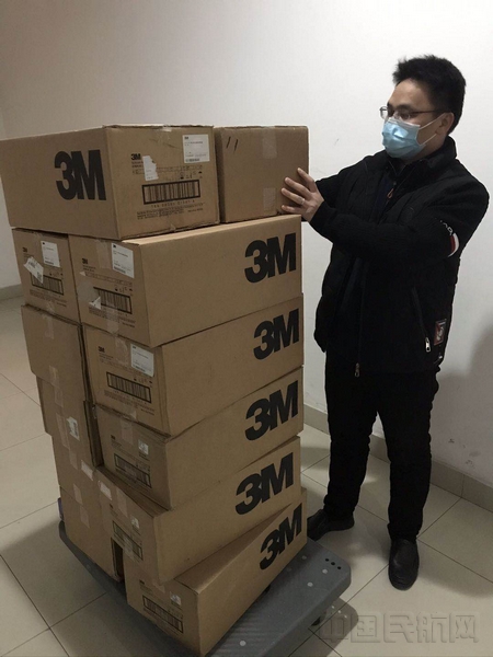 图2:岳超为一线部门采购配送防疫物资。.jpg 图2:岳超为一线部门采购配送防疫物资。.jpg