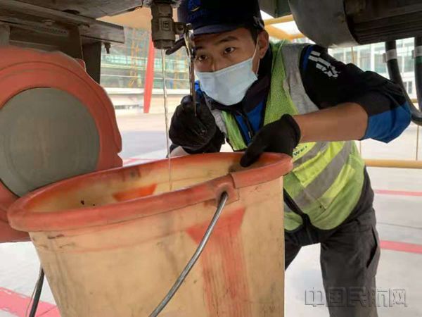 维修员正在对登机桥液压油进行放水放沉淀维保（刘冲 摄）_副本.jpg