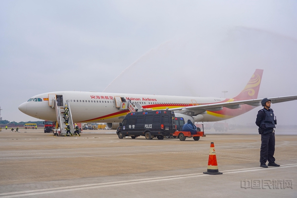 图三:航空器灭火救援演练3.jpg 图三:航空器灭火救援演练3.jpg