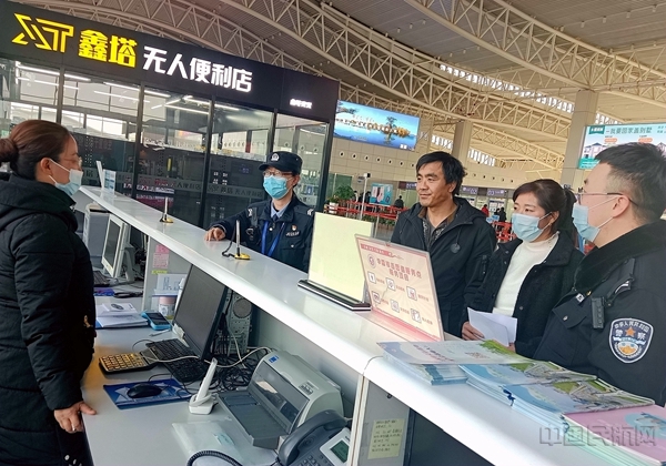 图:民警帮助藏族女子购票 摄影:刘胜1.jpg 图:民警帮助藏族女子购票 摄影:刘胜1.jpg