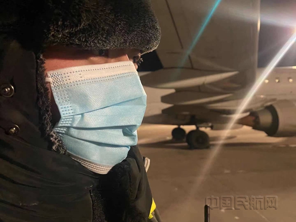 图1:锡林浩特机场机务员认真开展绕机检查_副本.jpg 图1:锡林浩特机场机务员认真开展绕机检查_副本.jpg