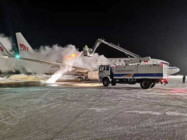图2:锡林浩特机场机务开展航空器除冰作业_副本.jpg 图2:锡林浩特机场机务开展航空器除冰作业_副本.jpg