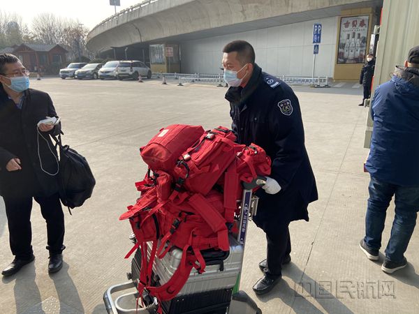 张虎帮助医疗人员搬运行李和医疗物资_副本.jpg