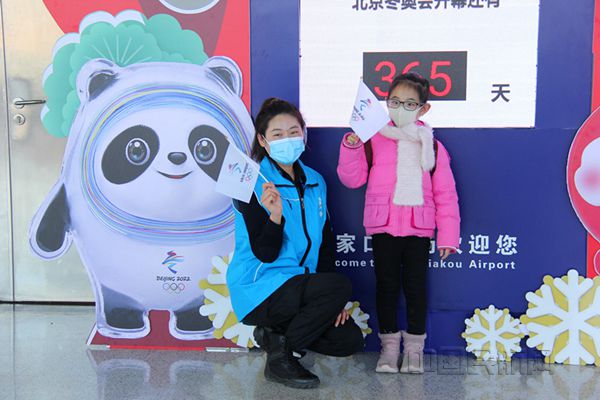 图为:冬奥青年志愿者与小朋友旅客合影留念  安冉摄_副本.jpg 图为:冬奥青年志愿者与小朋友旅客合影留念  安冉摄_副本.jpg