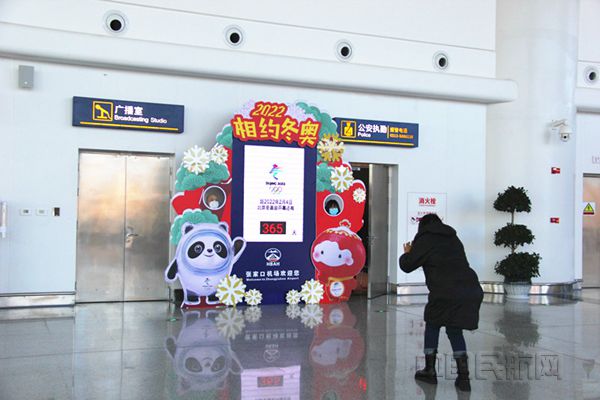 图为:旅客驻足与“冬奥倒计时”拍照打卡景观合影  安冉摄_副本.jpg 图为:旅客驻足与“冬奥倒计时”拍照打卡景观合影  安冉摄_副本.jpg