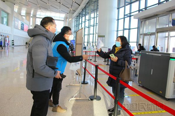 图为:冬奥青年志愿者为旅客发放冬奥会会旗  安冉摄_副本.jpg 图为:冬奥青年志愿者为旅客发放冬奥会会旗  安冉摄_副本.jpg