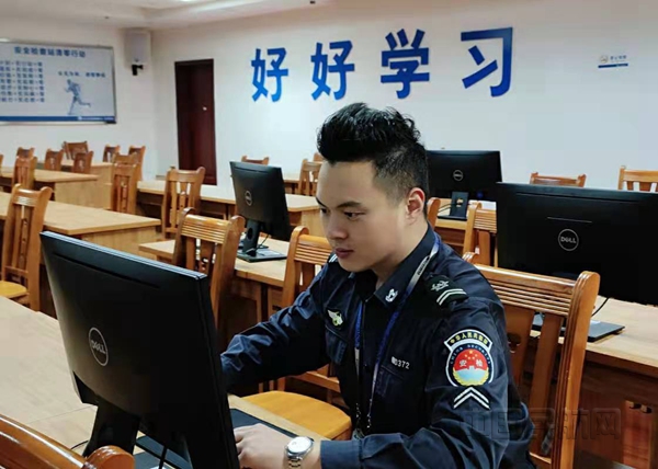 在电教室复习图库知识_副本.jpg