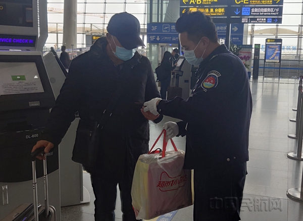 帮助中老年旅客办理乘机手续_副本.jpg 帮助中老年旅客办理乘机手续_副本.jpg