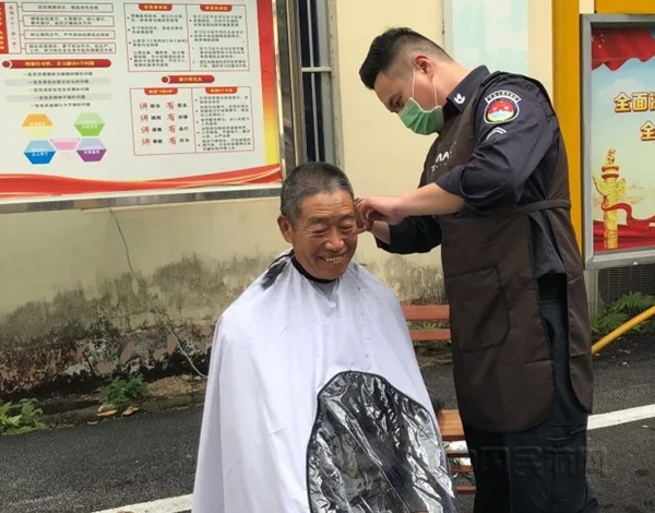 为退休前辈提供免费理发_副本.png 为退休前辈提供免费理发_副本.png