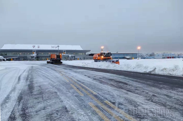 伊宁机场迎战春运首场强降雪