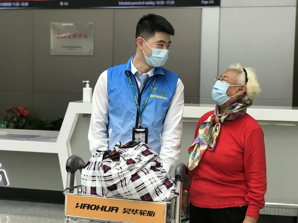 机场员工真情服务让旅客愉悦出行.jpg