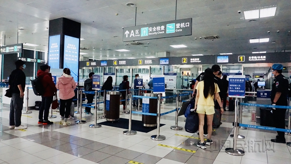 旅客在排队等候安检时均保持1米间隔_副本.jpg