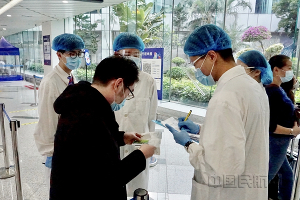 工作人员正在查验到港旅客行程轨迹_副本.jpg