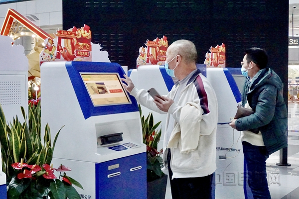 出港旅客正在办理自助值机手续_副本.jpg