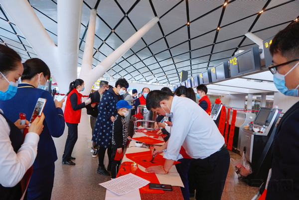 南宁机场送”福气“活动 (1).jpg 南宁机场送”福气“活动 (1).jpg