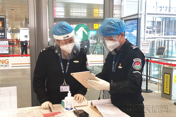 国门安检员程建利：扎根一线 不负使命与责任_副本.png