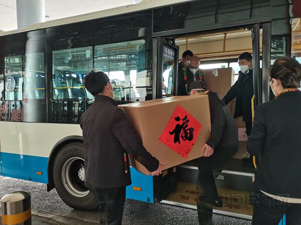 人员接力,确保餐食安全准时送达_副本.jpg 人员接力,确保餐食安全准时送达_副本.jpg
