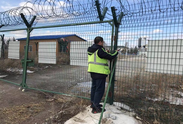 图：呼伦贝尔机场场务工作人员对围界进行加固 摄影：齐云龙_副本.jpg