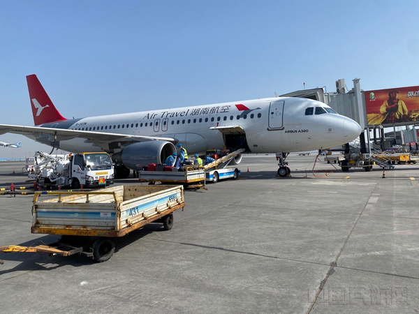 乌鲁木齐国际机场保障湖南航空成功首航乌市2.jpg 乌鲁木齐国际机场保障湖南航空成功首航乌市2.jpg