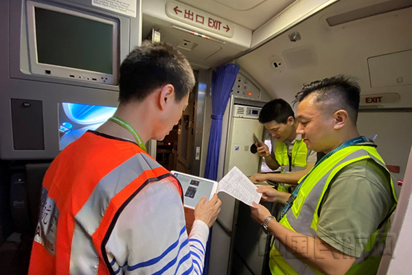 深圳航空维修工程师与交通通信集团工程师进行地面网络调试.jpg