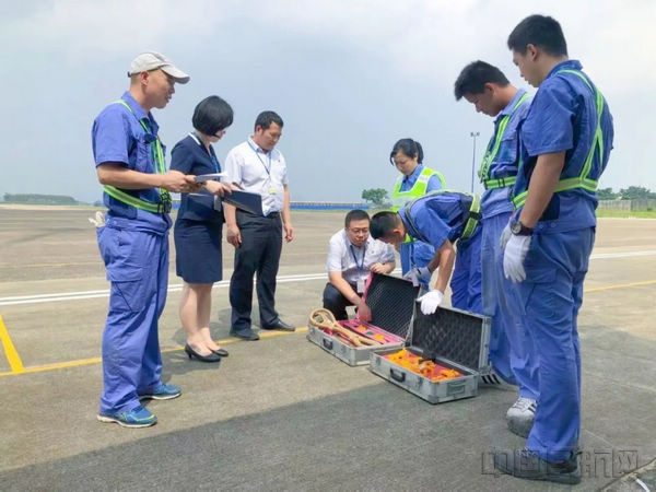 柳州机场开展航空器冲出跑道应急救援演练