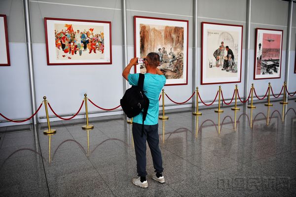 西部机场集团广告公司举办"建党百年逐梦 西部机场风华"主题画展