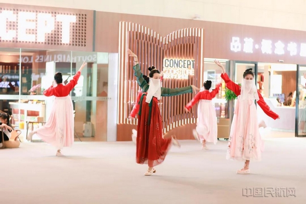 nEO_IMG_南宁机场全国首创品菽·概念书屋候机体验厅东指廊店正式开业